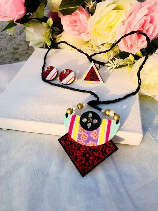 Wooden red multicoloured Neckpiece set